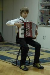 Uczeń grający na akordeonie.